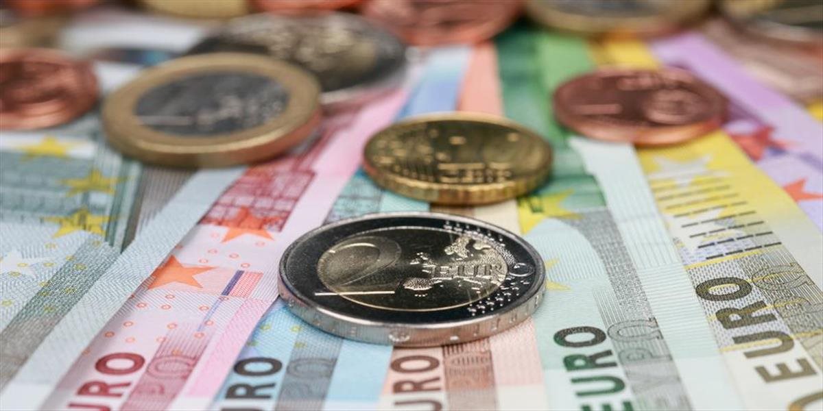 Euro voči doláru v blízkosti 7,5-týždňového minima