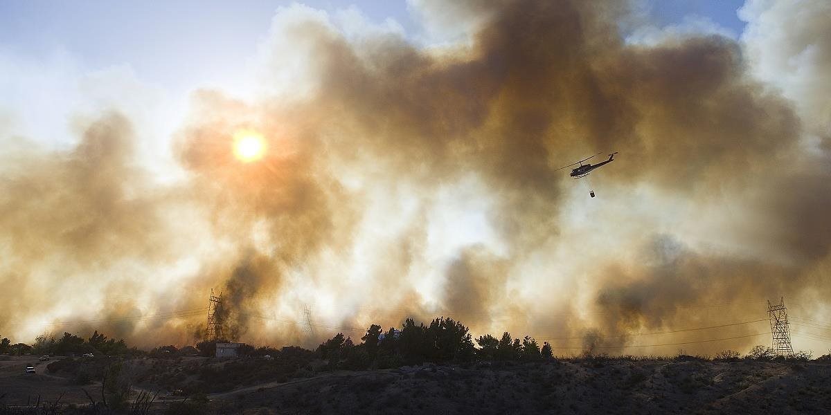 V Kalifornii vyčíňa rozsiahly lesný požiar