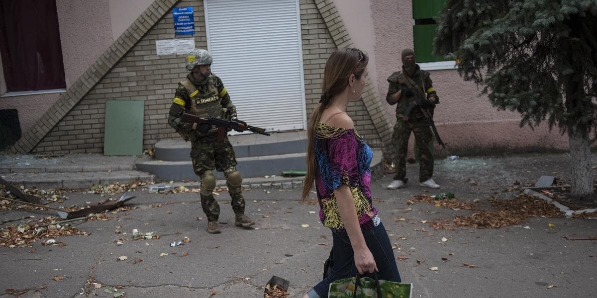 Kým štátnici hľadajú riešenie ukrajinskej krízy, boje na Donbase pokračujú