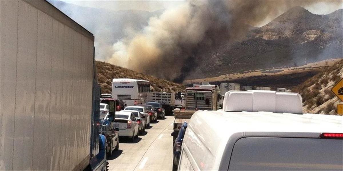 Dážď zmiernil lesný požiar v Kalifornii, ktorý zničil desiatky áut