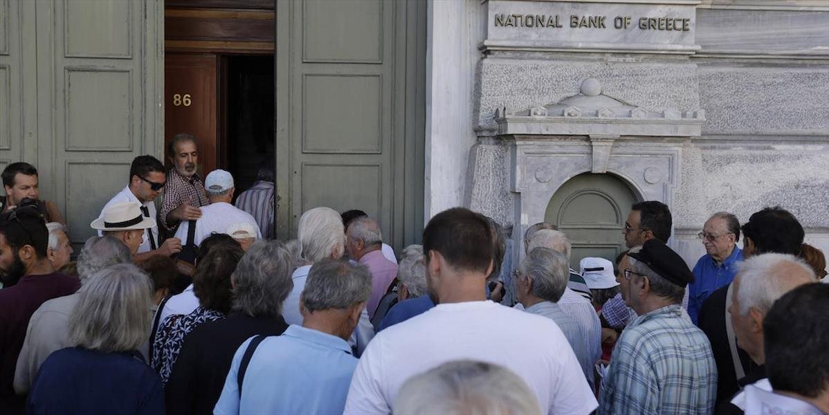 Grécke banky sa po troch týždňoch otvorili, kapitálové kontroly zatiaľ zostávajú