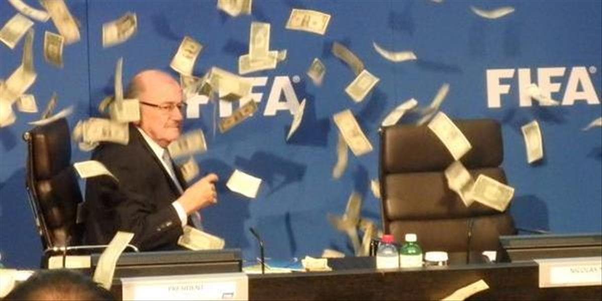 VIDEO Narušiteľ zasypal Blattera bankovkami