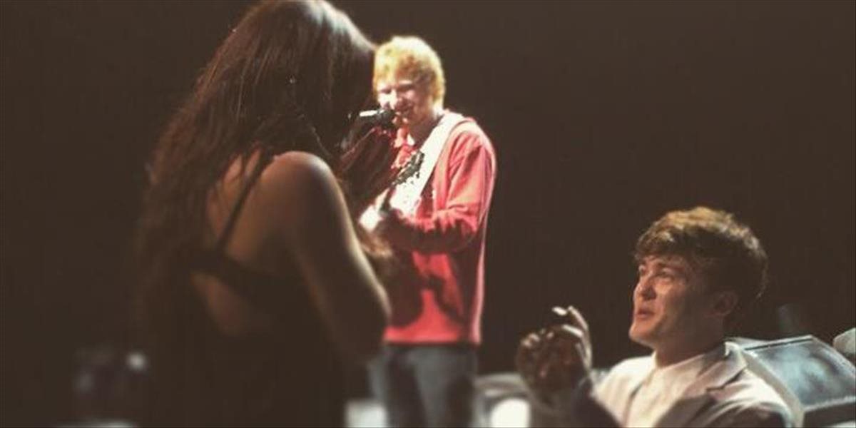 FOTO Ed Sheeran pomohol priateľom so zásnubami, dostal za to KFC