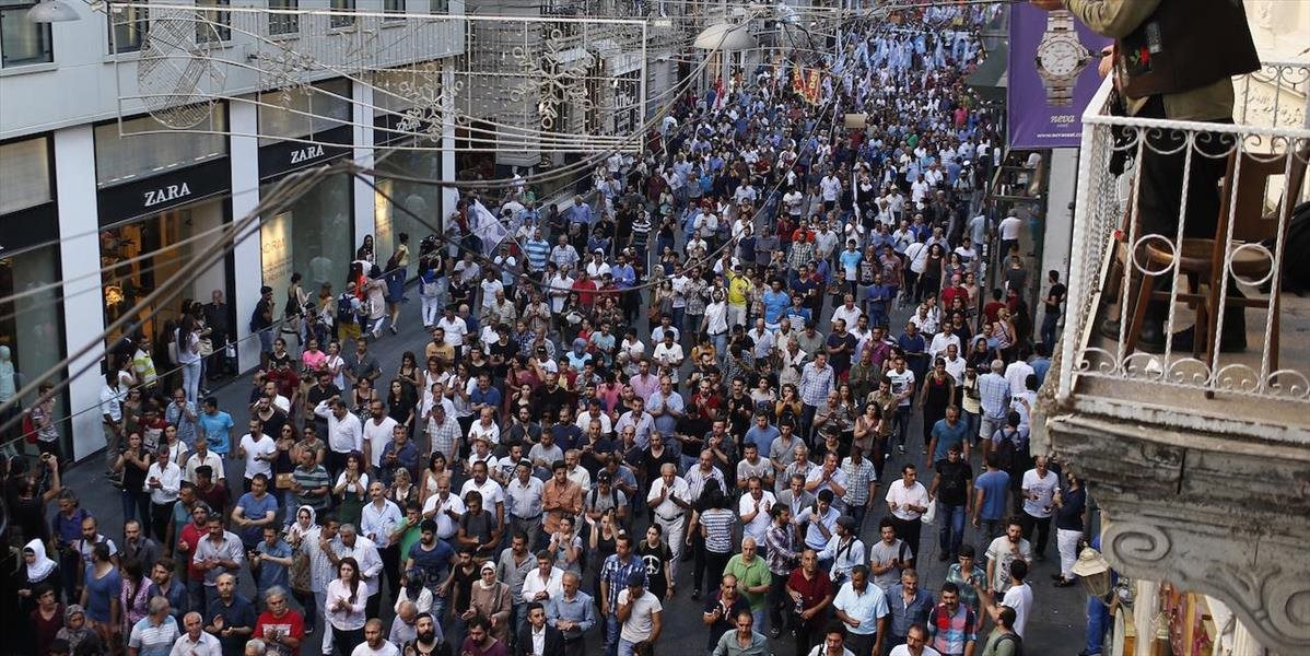 V Istanbule demonštrovali tisíce ľudí proti násiliu páchanom na Kurdoch