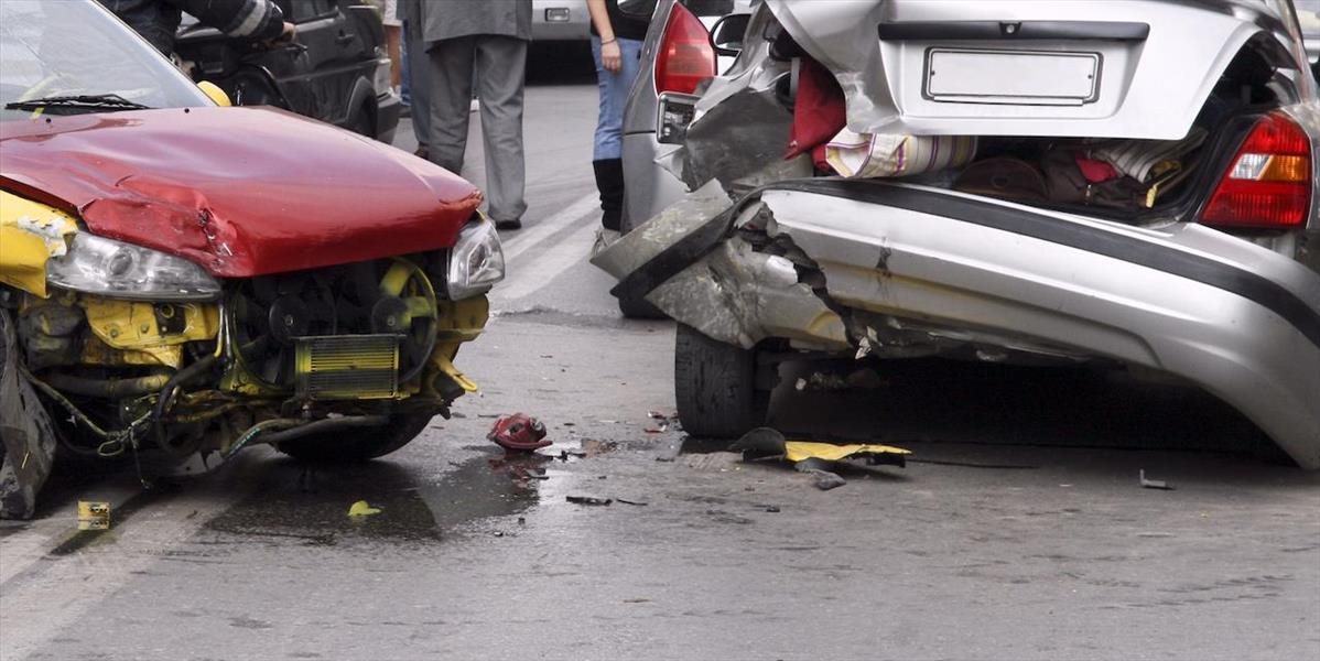 Pri dopravnej nehode v Bratislave bola zranená jedna osoba
