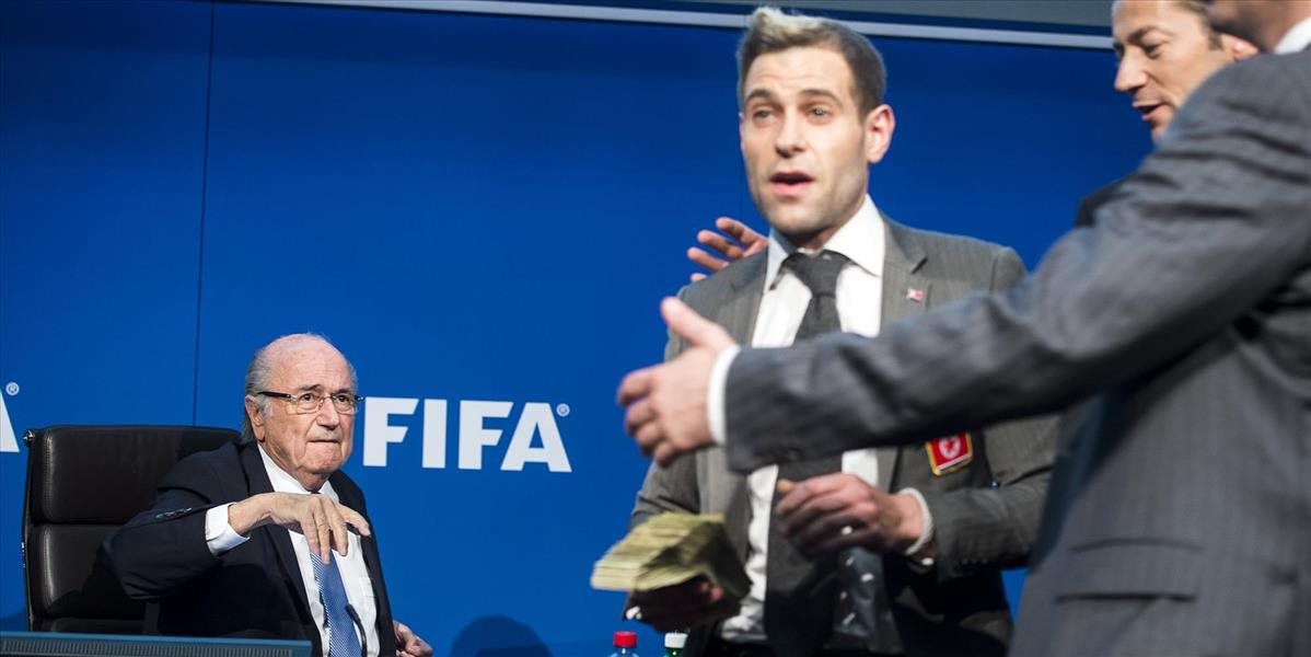 FIFA podala trestné oznámenie na komika, ktorý narušil tlačovku Blattera