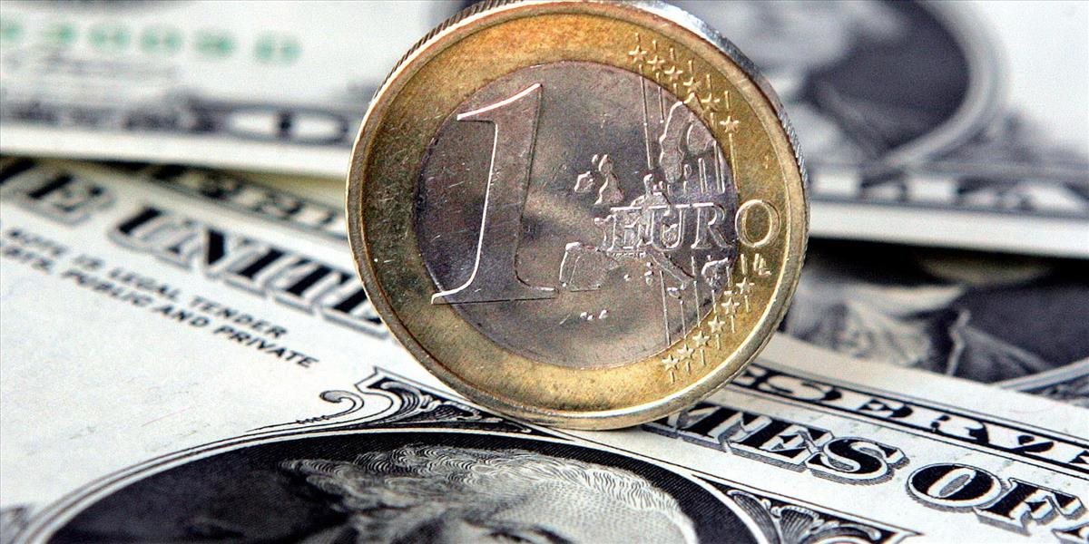 Dolár oslabil voči euru, šéf pobočky Fed podporil sprísnenie menovej politiky