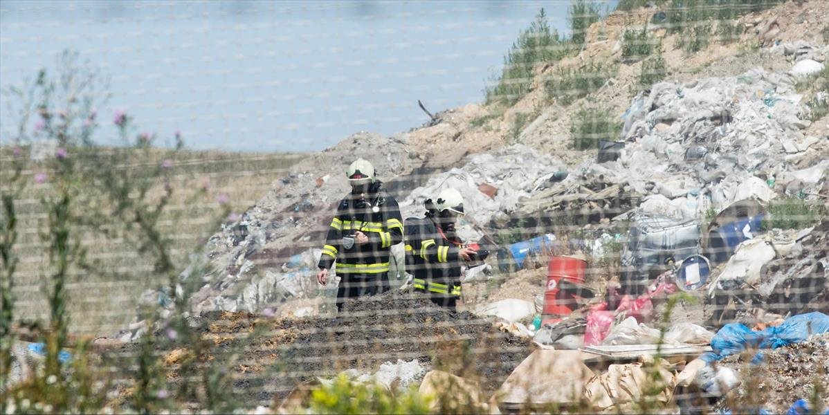 V obci Veľké Kosihy likvidujú požiar skládky odpadu