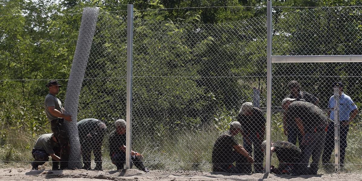 Maďarská vláda sa rozhodla stavať na hraniciach proti migrantom dva druhy zábran