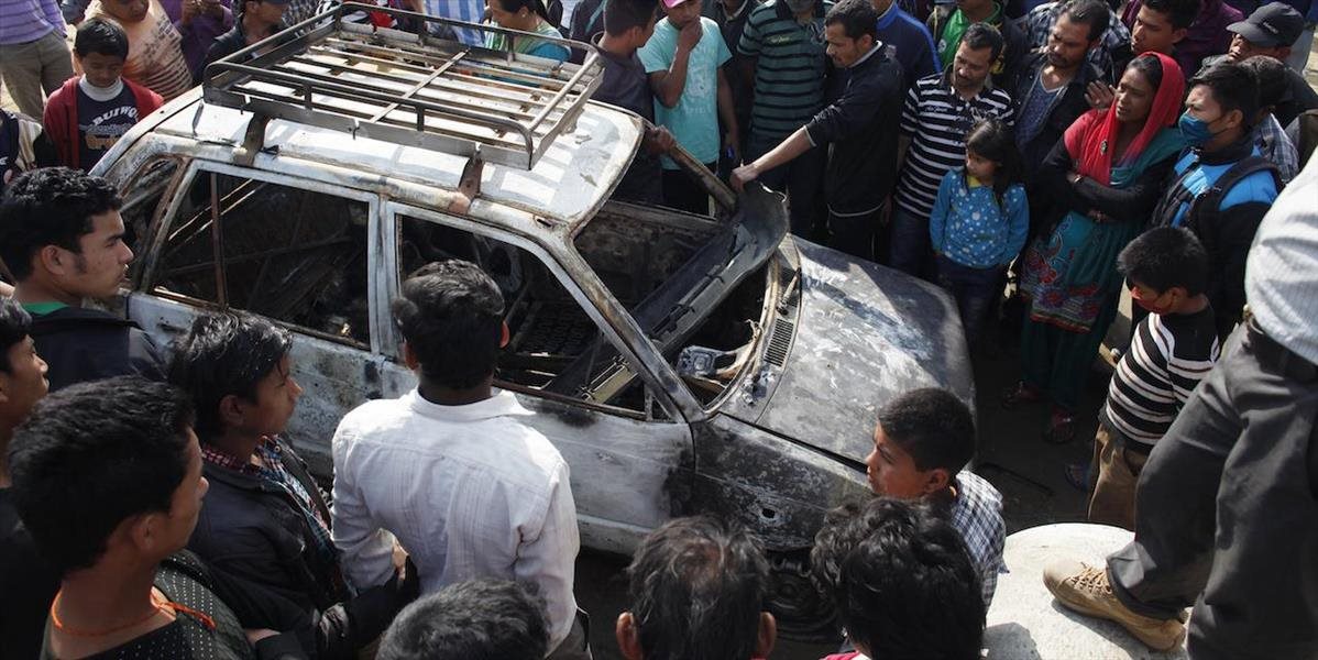Pri výbuchu auta v Iraku zomrelo pred obchodom s oblečením 16 osôb