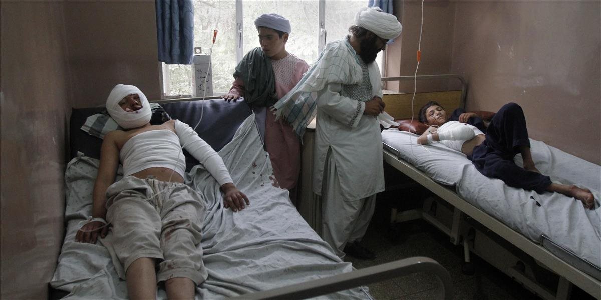 Samovražedný bombový útok v Afganistane zabil 15 ľudí, desiatky ranených bojujú o život