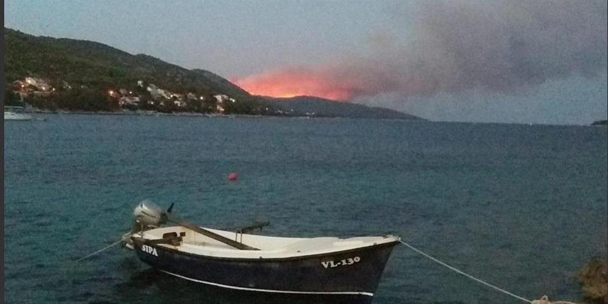 Lesné požiare na ostrove Korčula a polostrove Pelješac v Chorvátsku neutíchajú