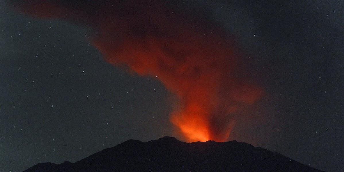Erupcie popola z piatich sopiek v Indonézii znova narušili leteckú dopravu