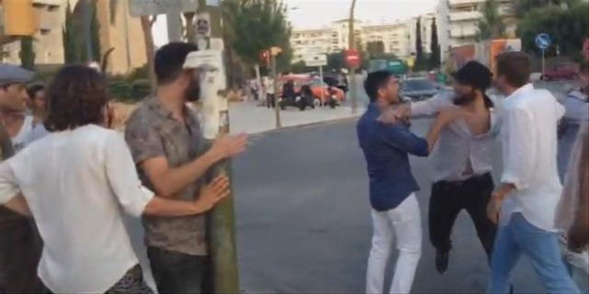 VIDEO Gonzalo Higuaín sa počas dovolenky na Ibize dostal do potýčky s fanúšikmi