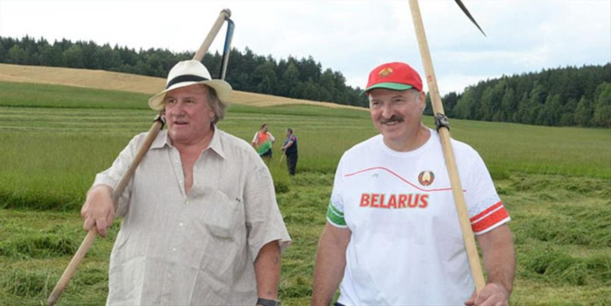 Lukašenko vzal Gérarda Depardieua na výlet, ukázal mu poľnohospodárske stroje