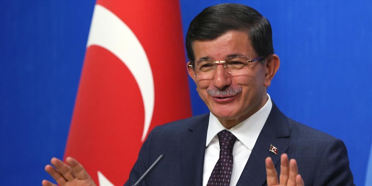Turecký premiér avizoval sústredený boj s IS, PKK a ďalšími militantmi