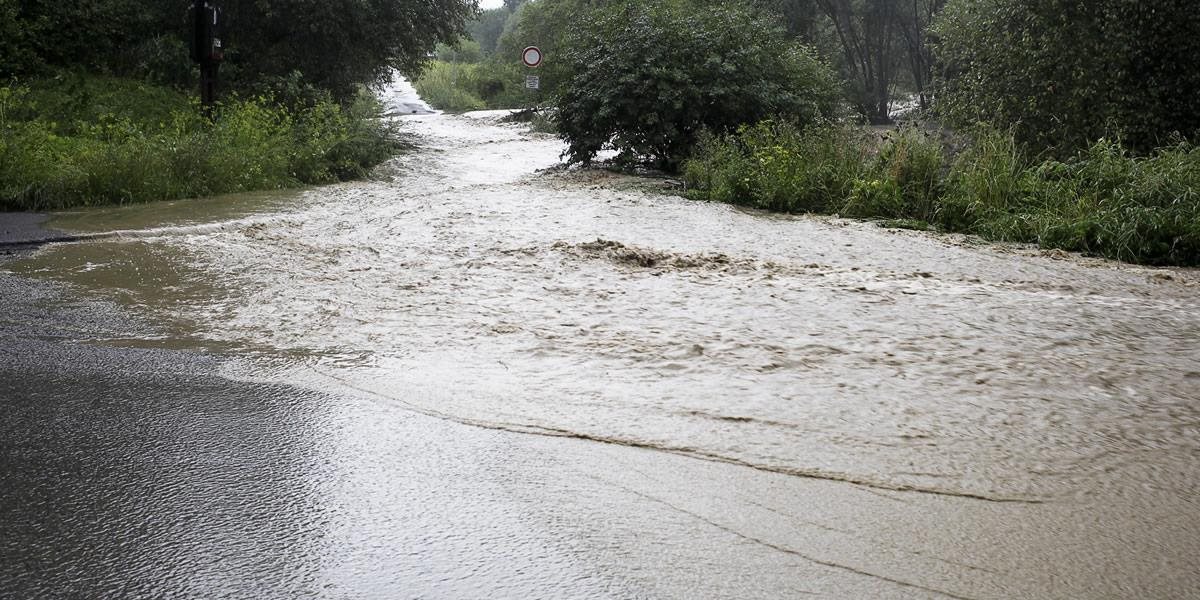 Meteorológovia varujú: Vo viacerých okresoch hrozia prívalové povodne
