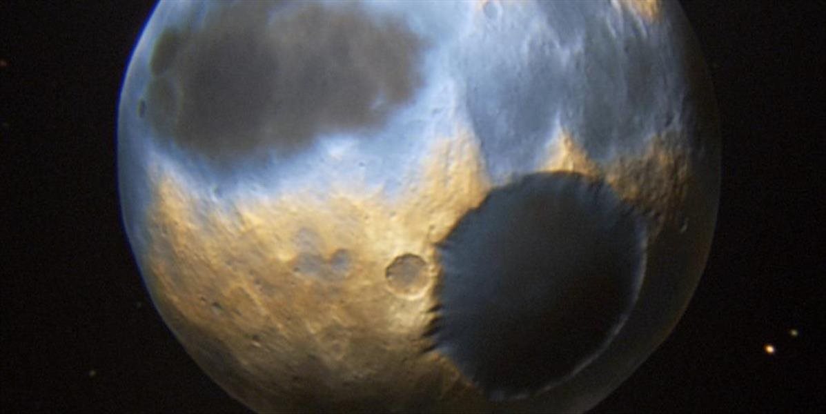 Planéta Pluto je dočervena vďaka masám oparu
