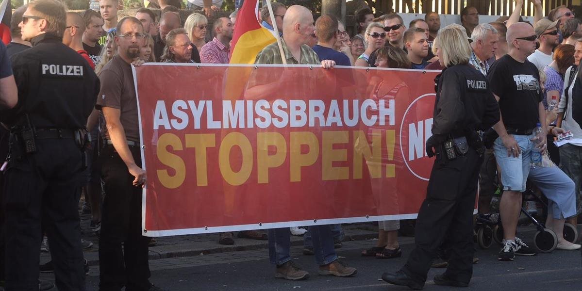 Presun utečencov do Drážďan vyvolal násilné protesty