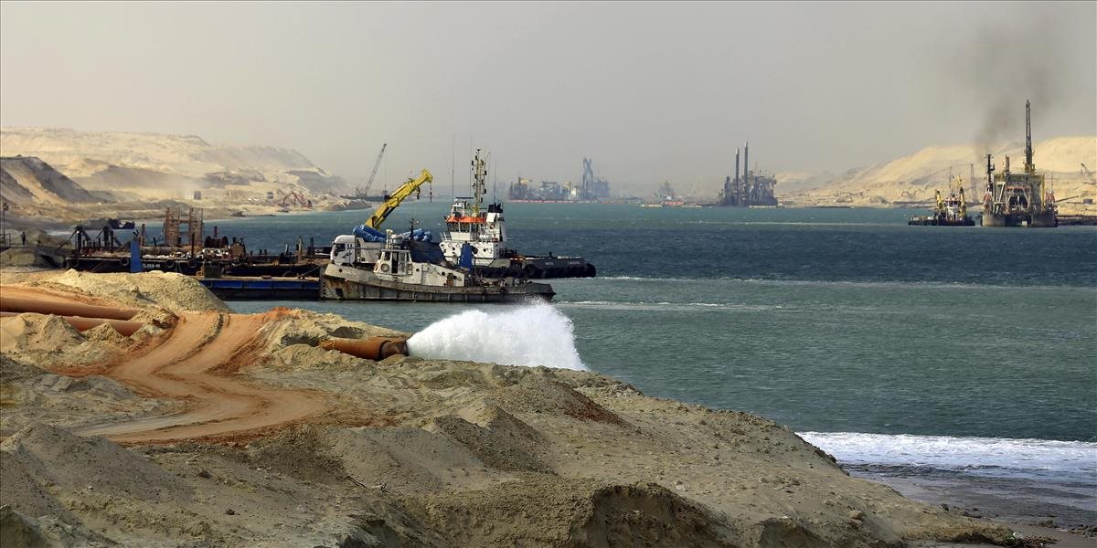 Nový Suezský prieplav otestovali prvé nákladné lode