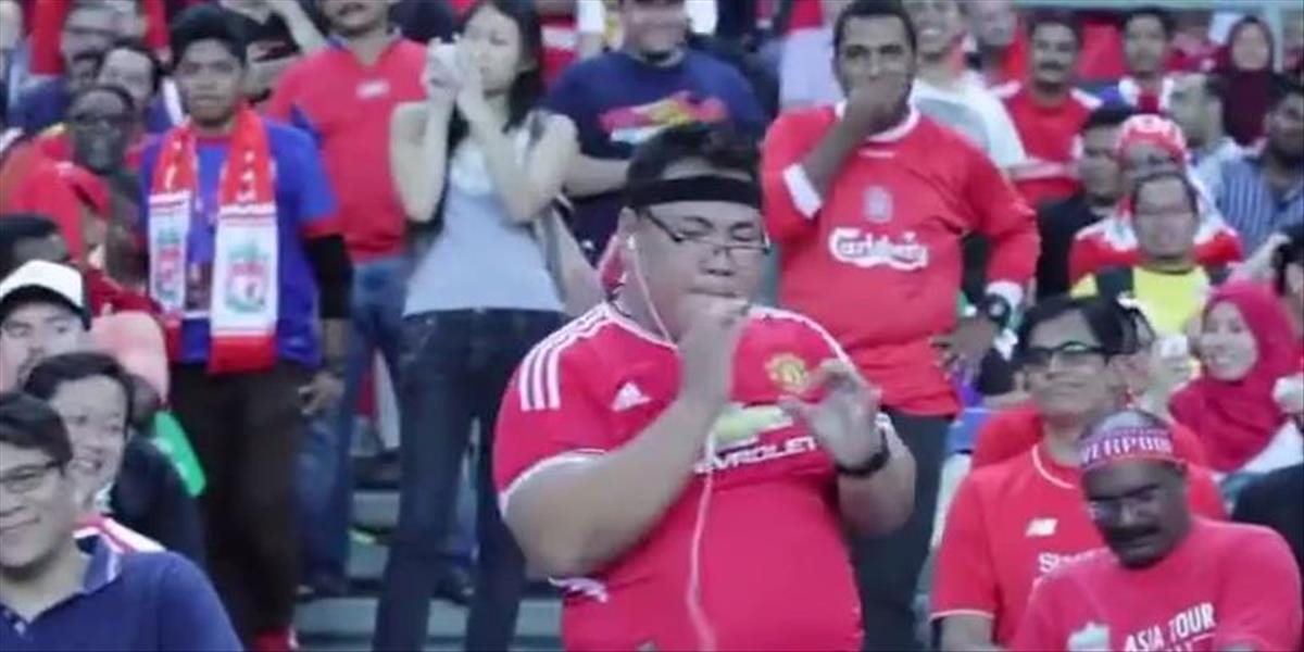 VIDEO Tancujúci fanúšik Manchestru United v kotli Liverpoolu
