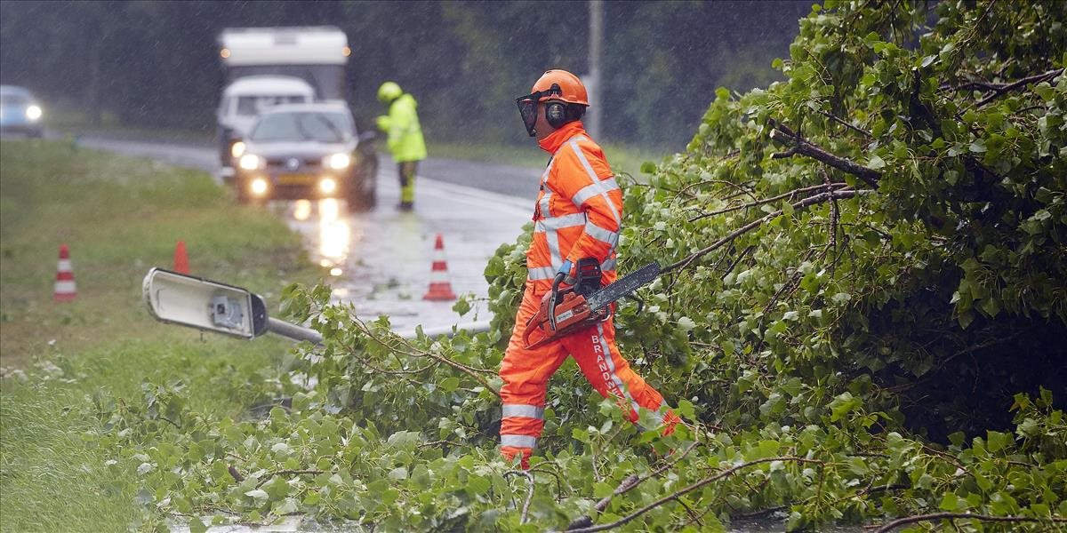 Silná búrka v Holandsku spôsobila dopravný chaos, vyvrátený strom zabil vodiča