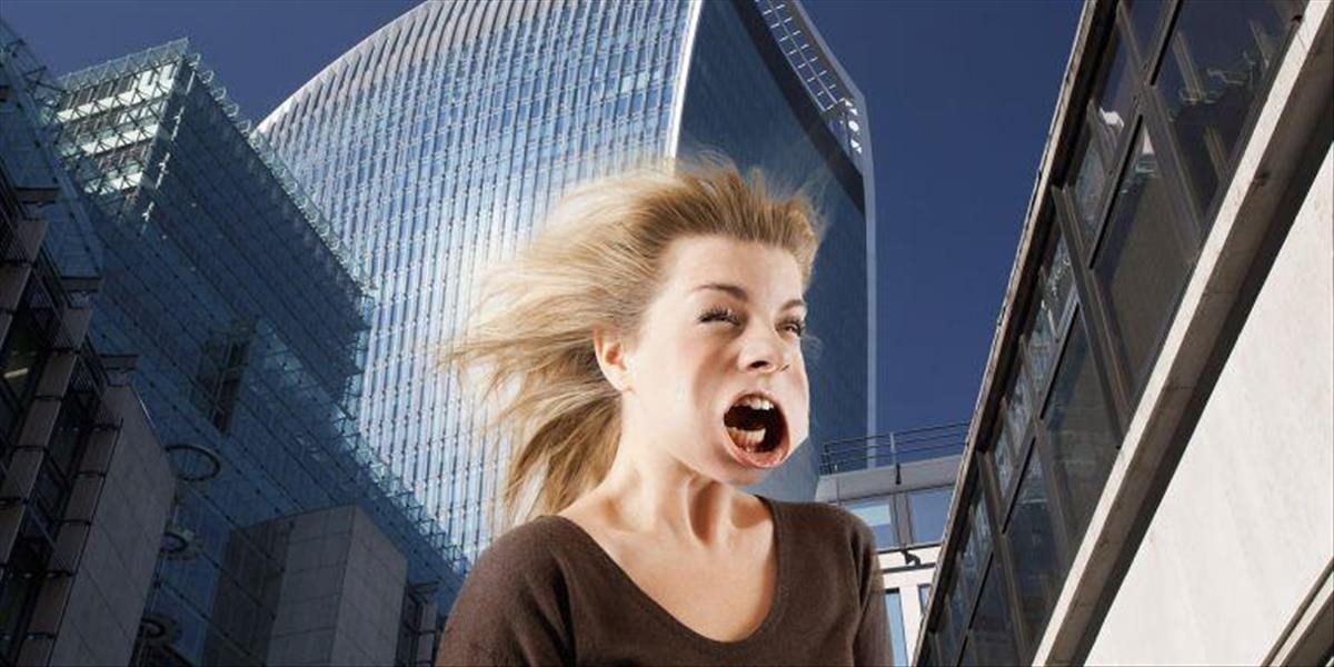Ľudia sa sťažujú na silný vietor v okolí londýnskeho mrakodrapu Walkie Talkie