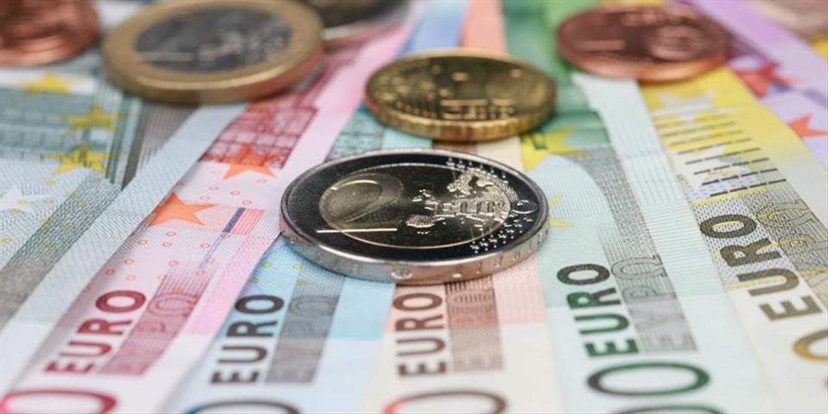 Euro si udržalo pondelkové zisky a ráno sa predávalo po 1,1083 USD