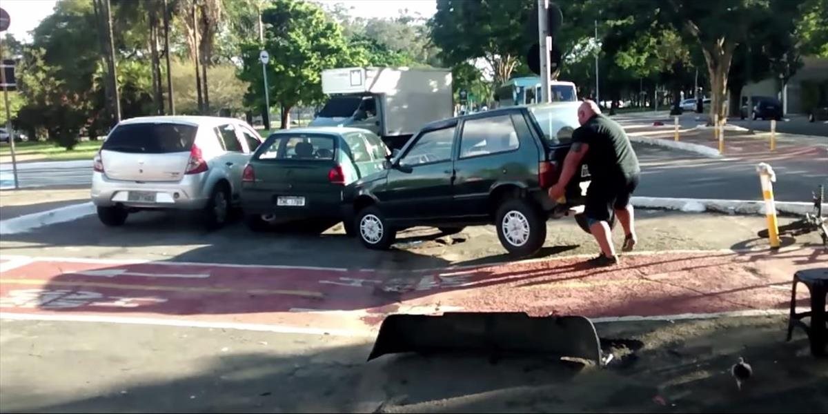 VIDEO Živý Hulk odpratal auto z cyklistického chodníka