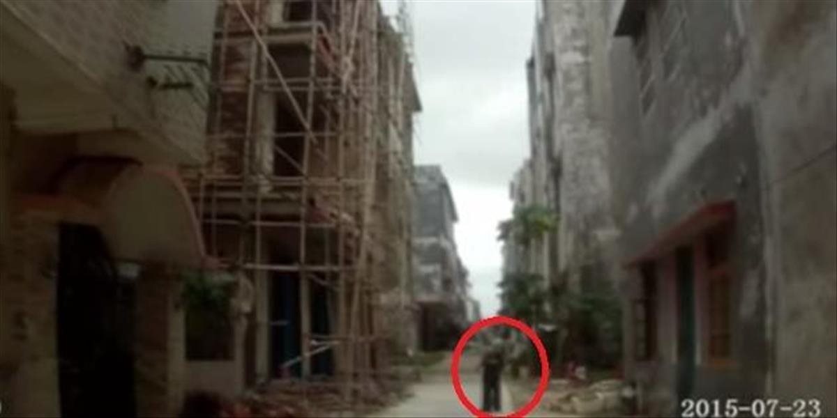 Neuveriteľné VIDEO: Policajt zachránil muža, ktorý chcel ukončiť svoj život skokom z budovy
