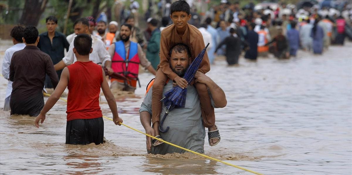FOTO Pakistan trápia záplavy, voda zobrala už desiatky životov
