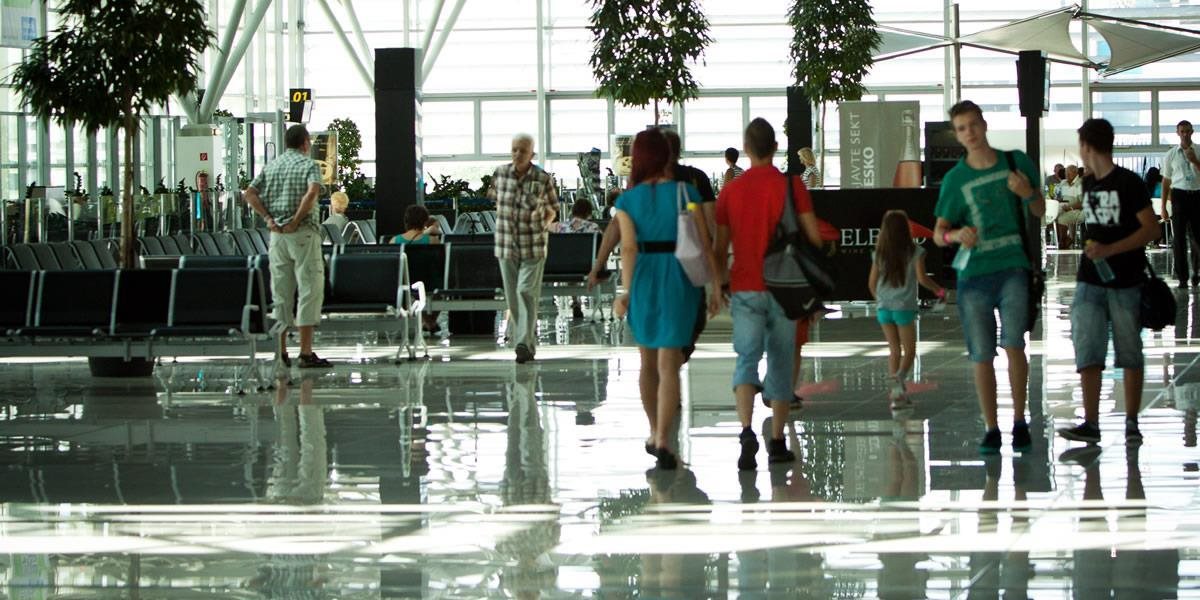 Neviete sa orientovať na bratislavskom letisku?  Pomôžu vám informátori