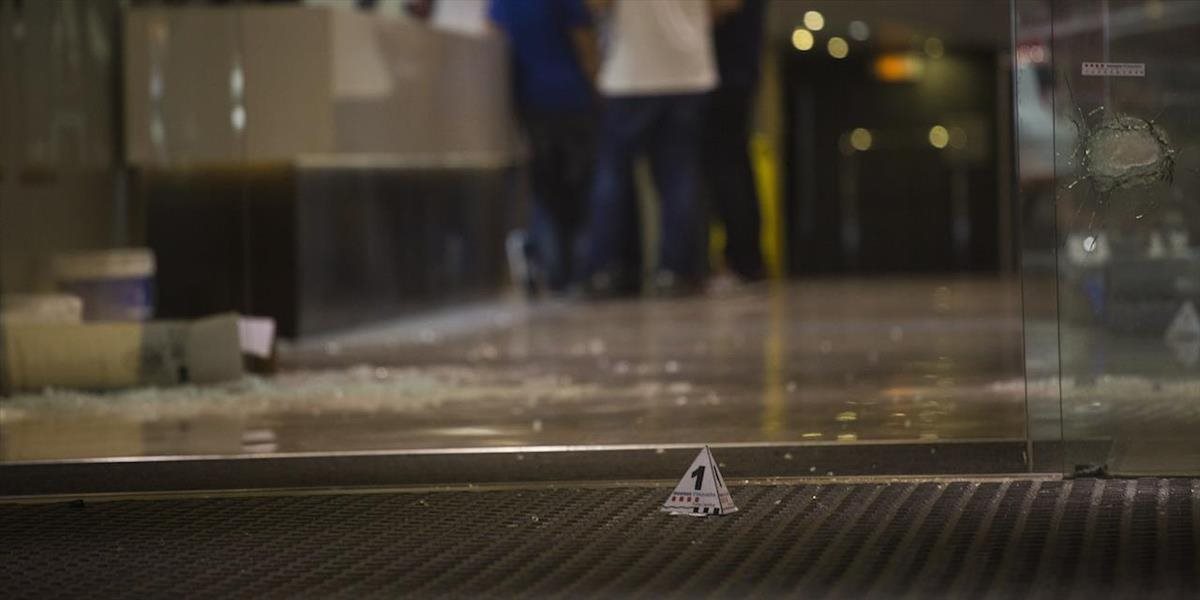 Maskovaný muž strieľal na dvoch ľudí sediacich pred hotelom v Barcelone