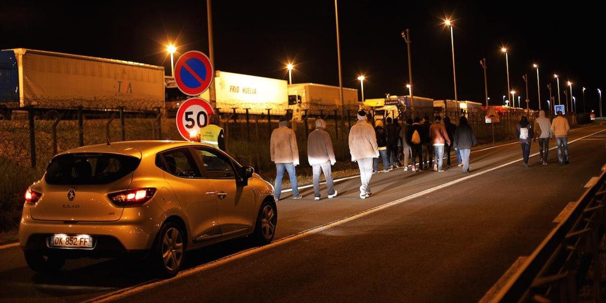Do eurotunela vo francúzskom Calais sa chcelo dostať vyše 2-tisíc utečencov, jeden zahynul