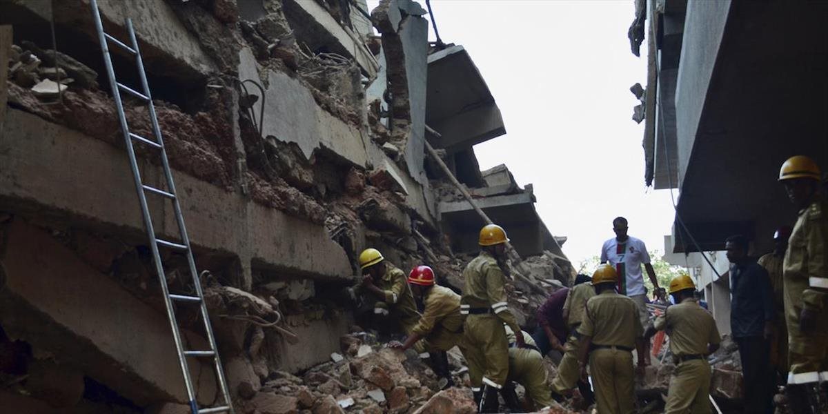 Pri zrútení budovy na západe Indie zahynulo najmenej deväť ľudí