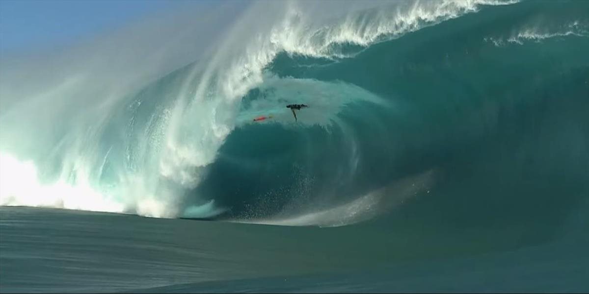 VIDEO Surfera zmietla gigantická vlna, akoby zázrakom sa mu nič nestalo