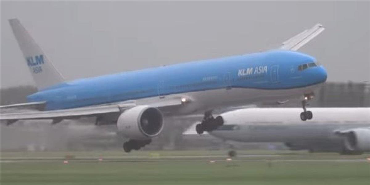 VIDEO Hororové pristátie Boeingu 777 na amsterdamskom letisku Schipol