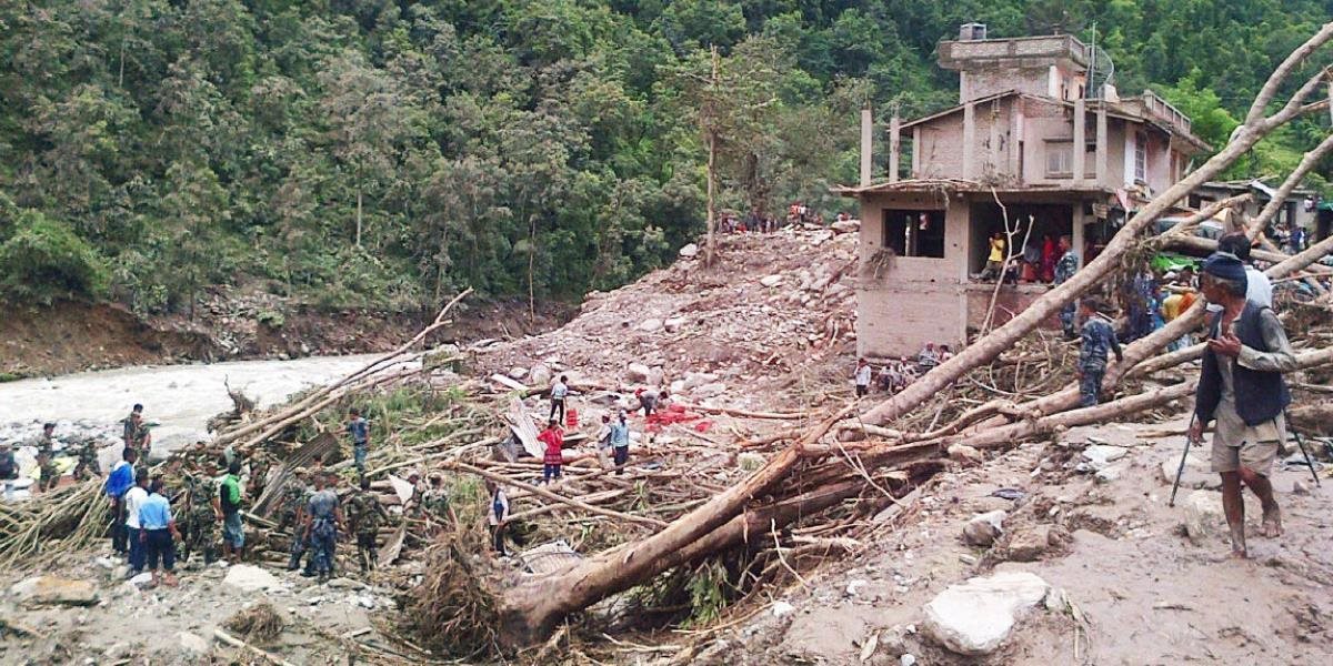 Pri zosuve pôdy v strednej časti Nepálu zahynulo minimálne 16 ľudí