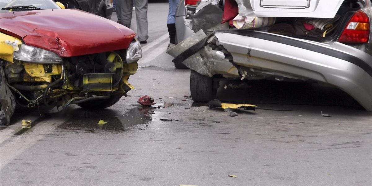 Vážna dopravná nehoda: Pri zrážke dvoch áut v trenčíne sa zranilo deväť ľudí