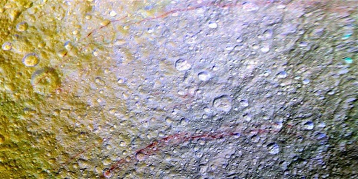 Sonda Cassini odfotila zvláštny úkaz na Saturnovom mesiaci Tethys