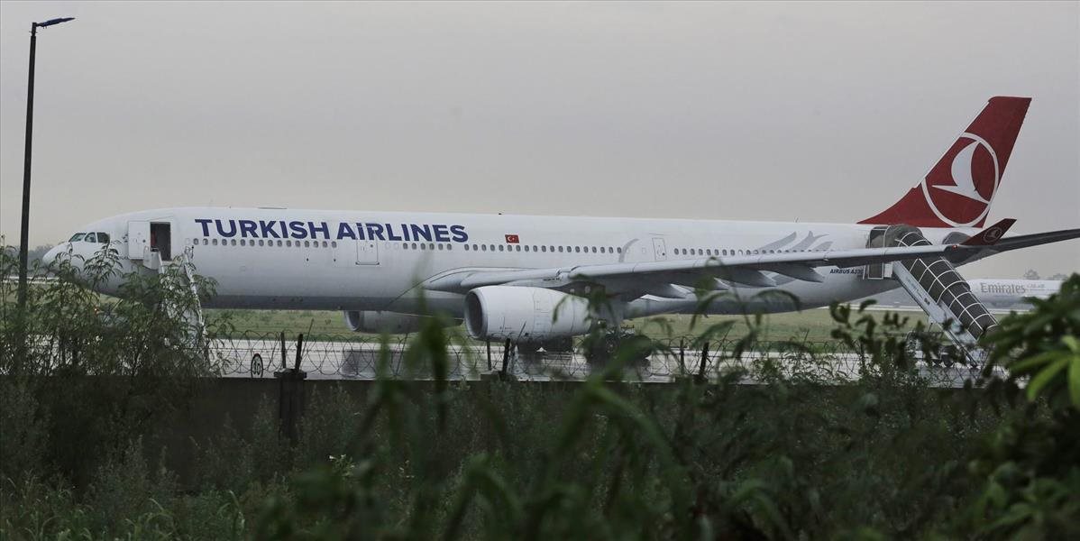 Turecké lietadlo muselo núdzovo pristáť  vo Varšave: Dôvodom bol záhadný balík