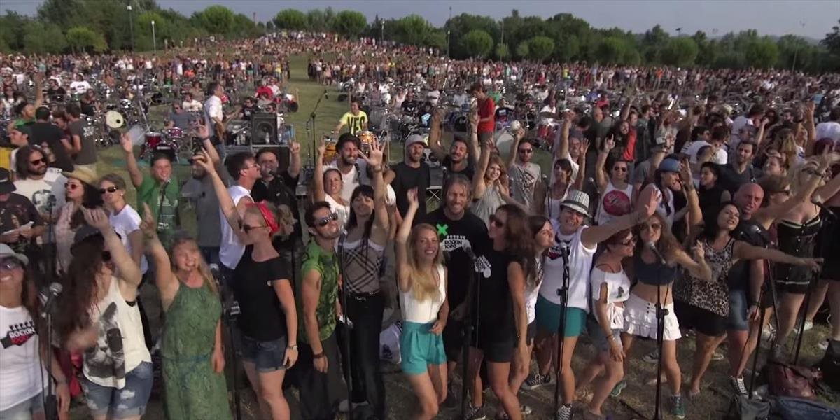Úžasné VIDEO: Tisíc ľudí zahralo pieseň od Foo Fighters, dúfajú že prídu zahrať koncert