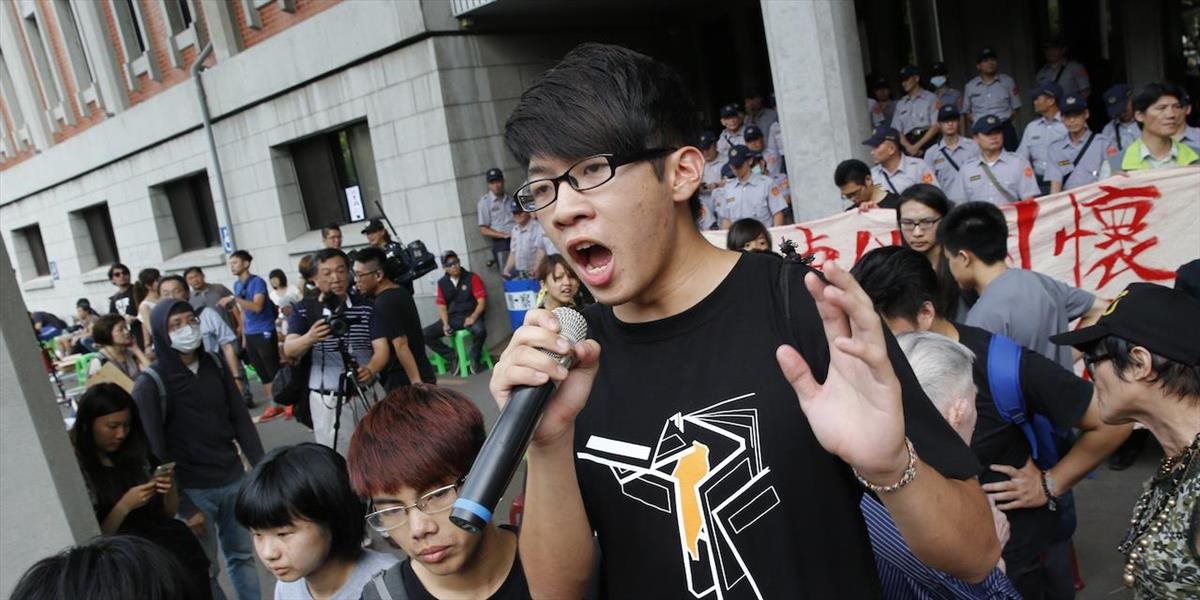 Taiwanskí študenti protestujú proti učebniciam favorizujúcim Čínu