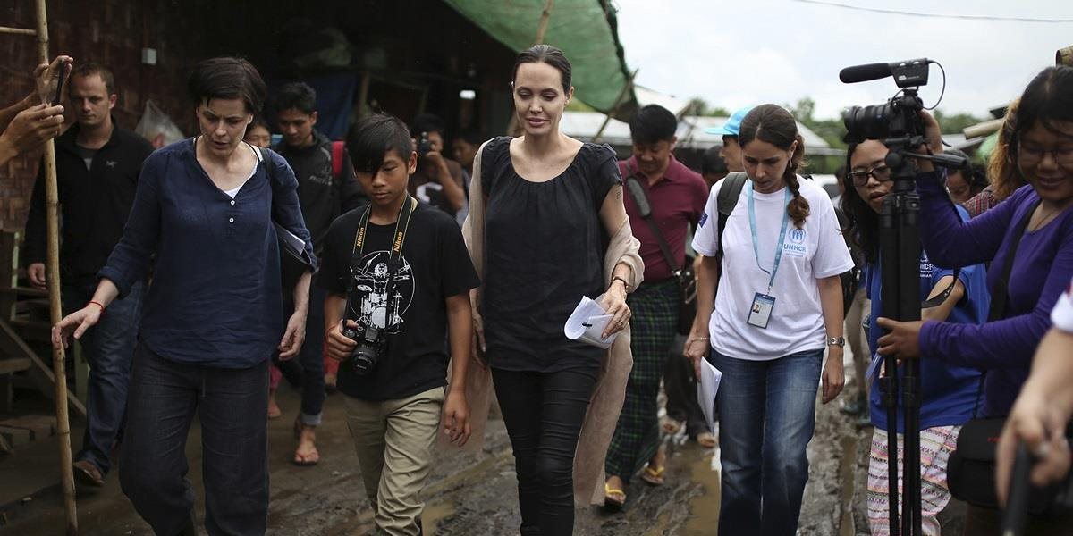 Angelina Jolie a Aun Schan Su Ťij sa stretli s robotníčkami v Rangúne