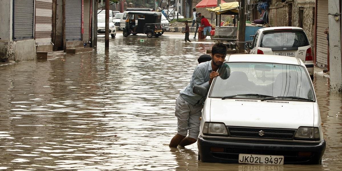 Záplavy v Pakistane pripravili o život takmer 100 ľudí