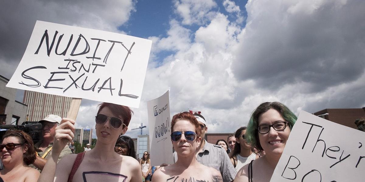 Kanadské ženy hore bez: Pripomenuli právo odhaliť prsia na verejnosti