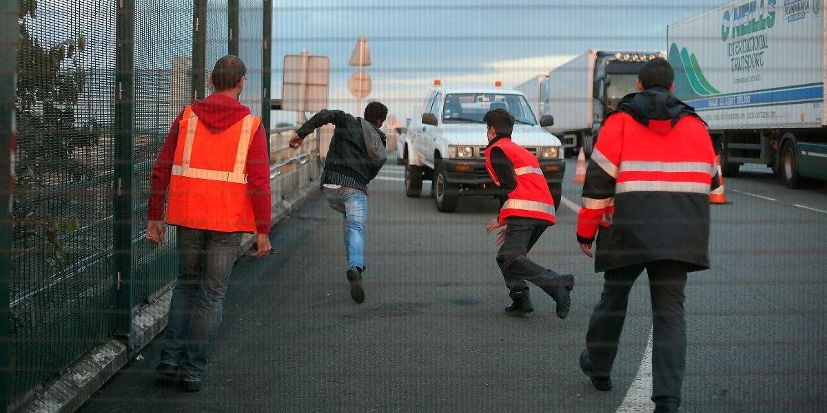 Francúzska polícia rozohnala migrantov pri eurotuneli