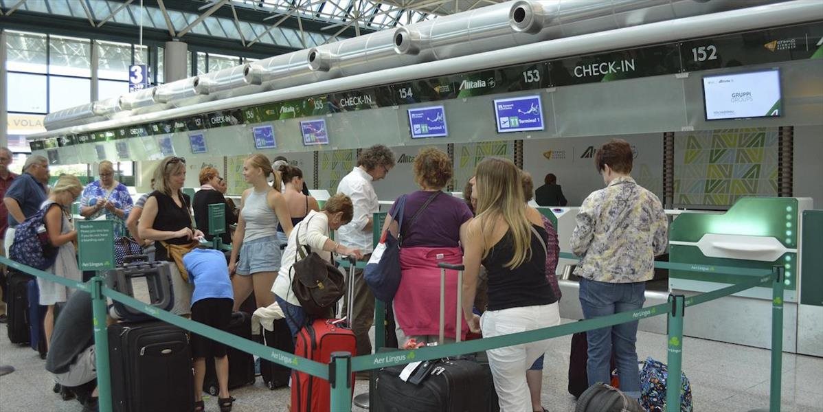 Polícia upokojovala cestujúcich zo zmeškaného letu na letisku v Ríme