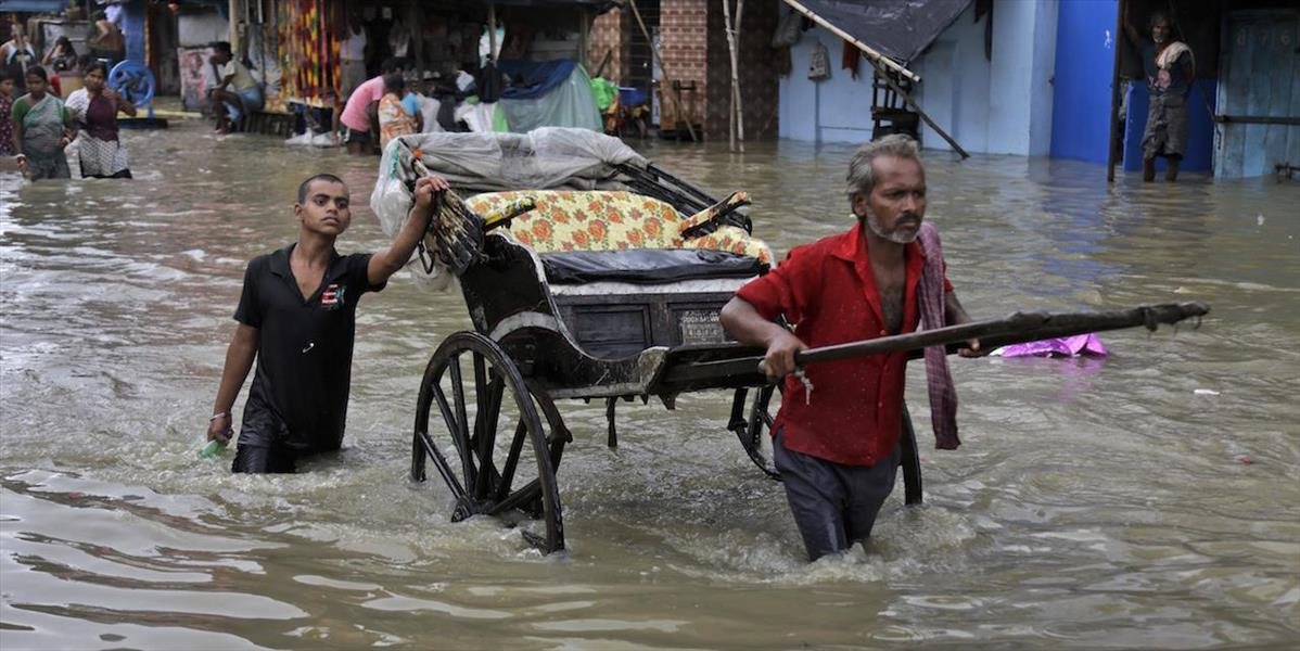 Monzúnové dažde v Indii si vyžiadali vyše 100 obetí