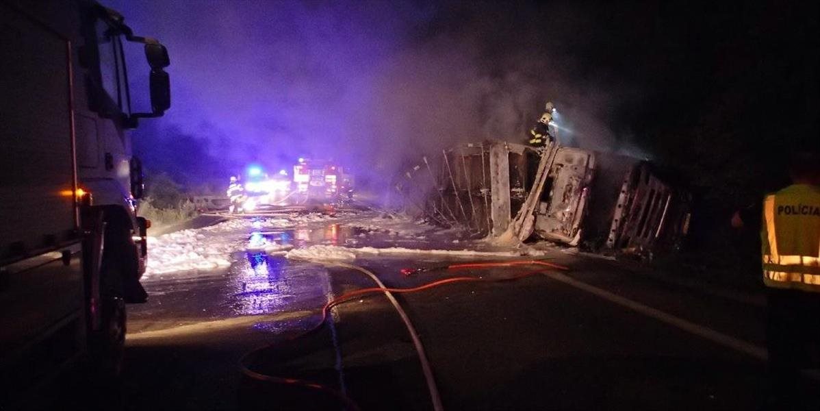 FOTO Tragická nehoda neďaleko Trenčína: Po zrážke kamióna s autom vyhasol život 21-ročného mladíka